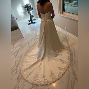 Look like a princess with this beautiful wedding dress. Color: Ivory/champagne